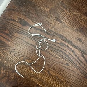 Apple Earphones/ headphones/ earpods w/ lightning